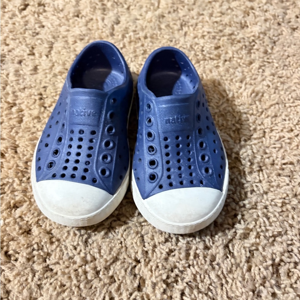 Native Kids Water Shoes - Navy and White 5C
